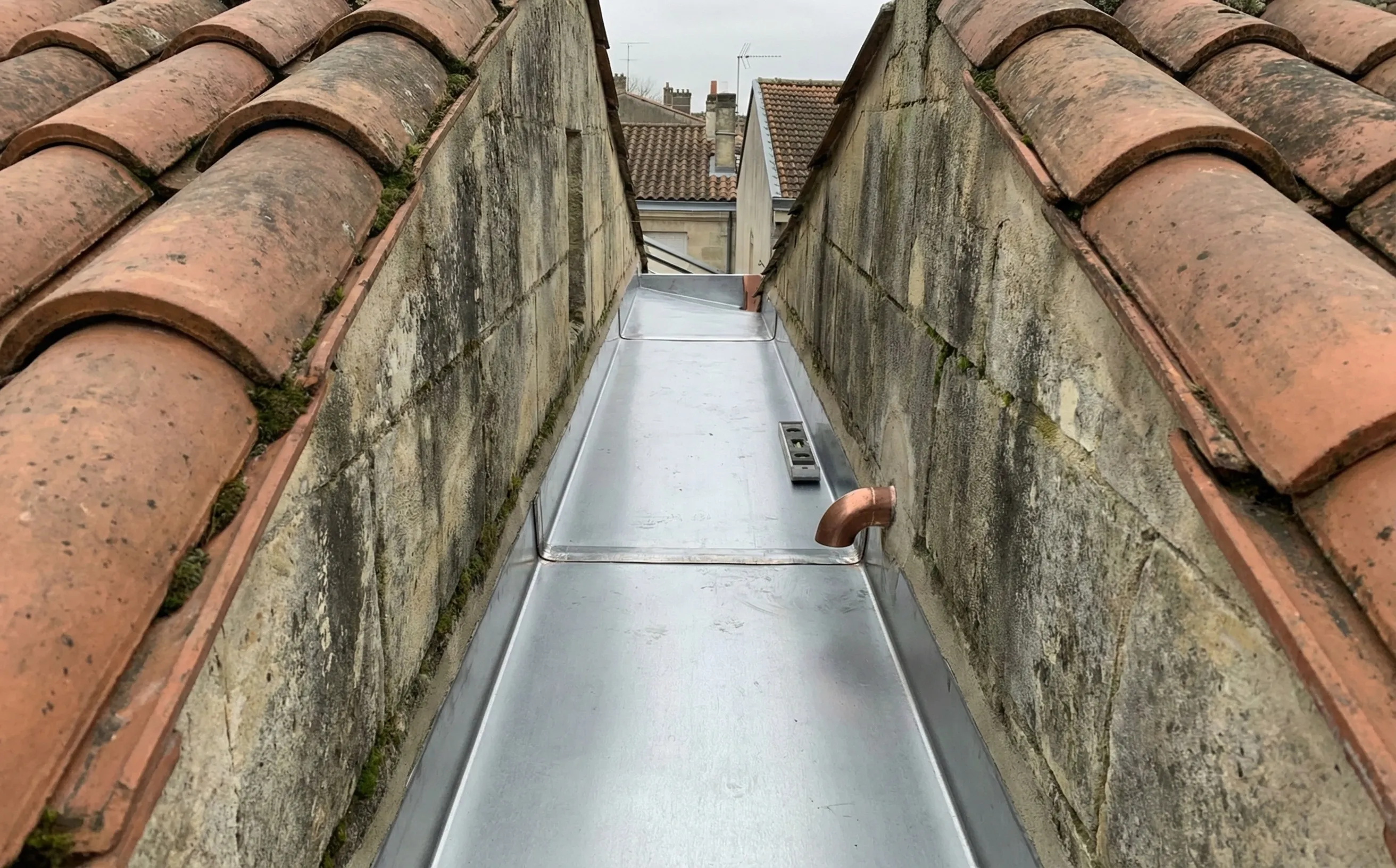 Chéneau encastré en zinc neuf entre murs mitoyens avec trop-plein installé sur maison de ville à Pessac-Centre