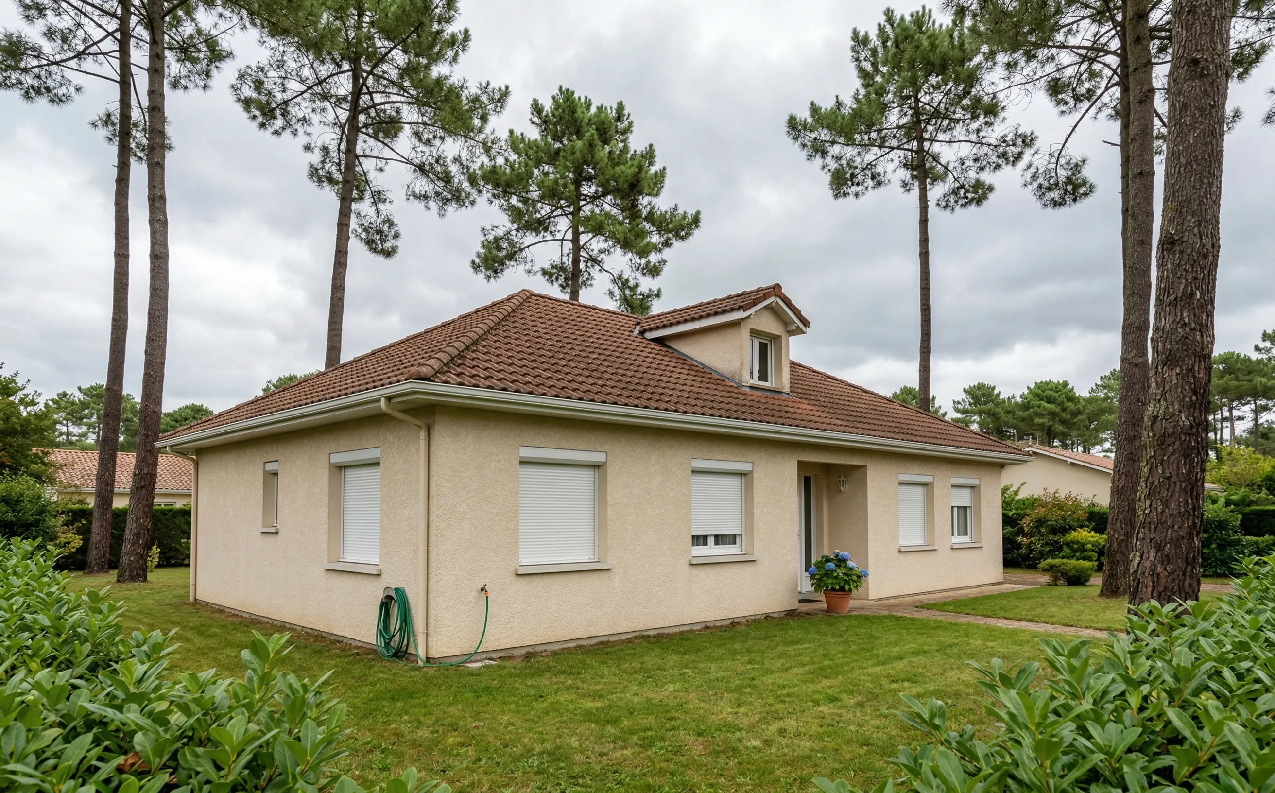 Pavillon girondin années 1980 avec toiture en tuiles mécaniques et pins maritimes
