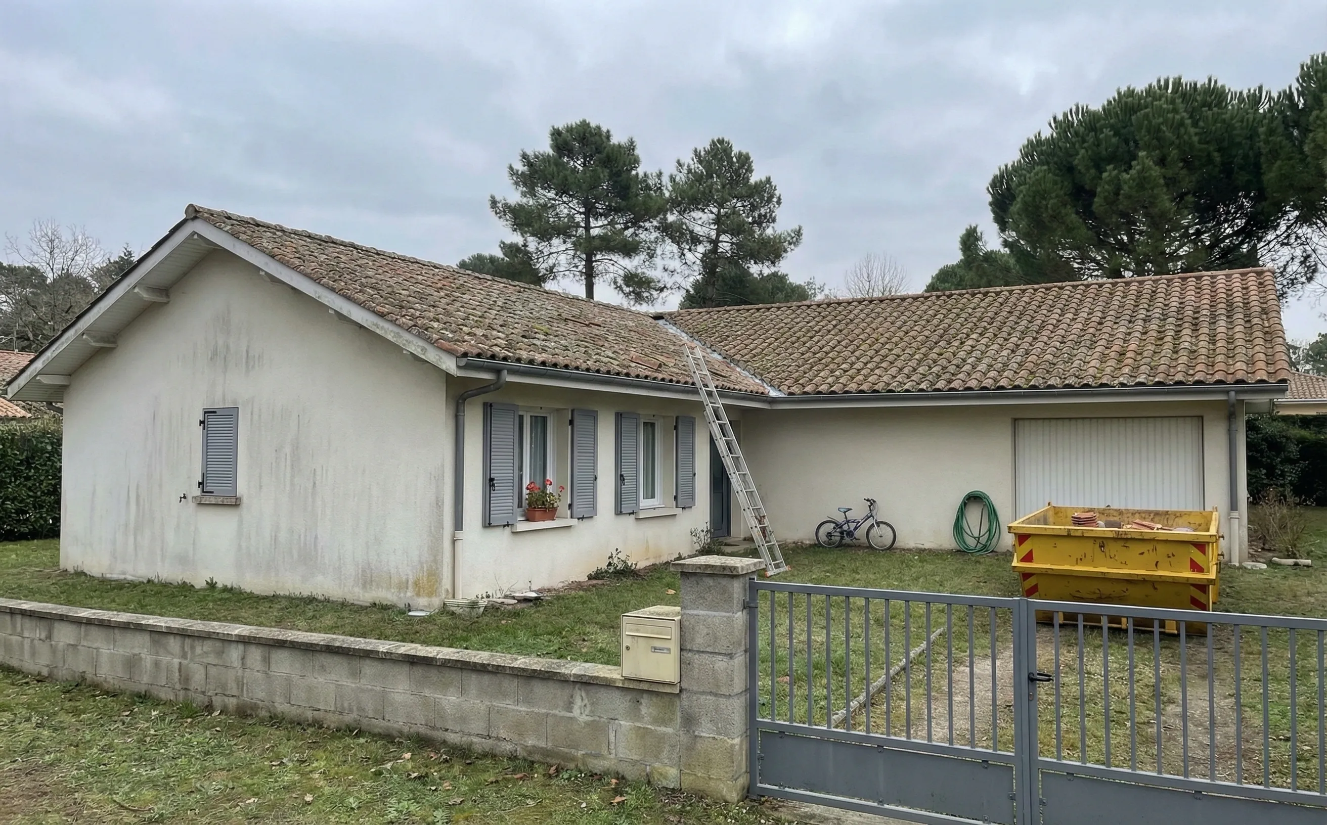 Pavillon années 70 en L avec toiture en tuiles canal dégradée et mousse à Pessac Alouette