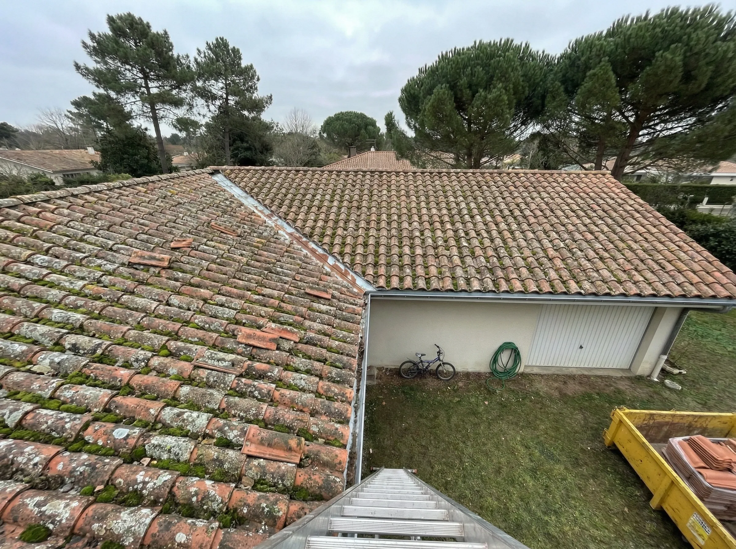 Toiture en tuiles canal dégradée avec mousse et noue zinc percée sur pavillon à Pessac Alouette