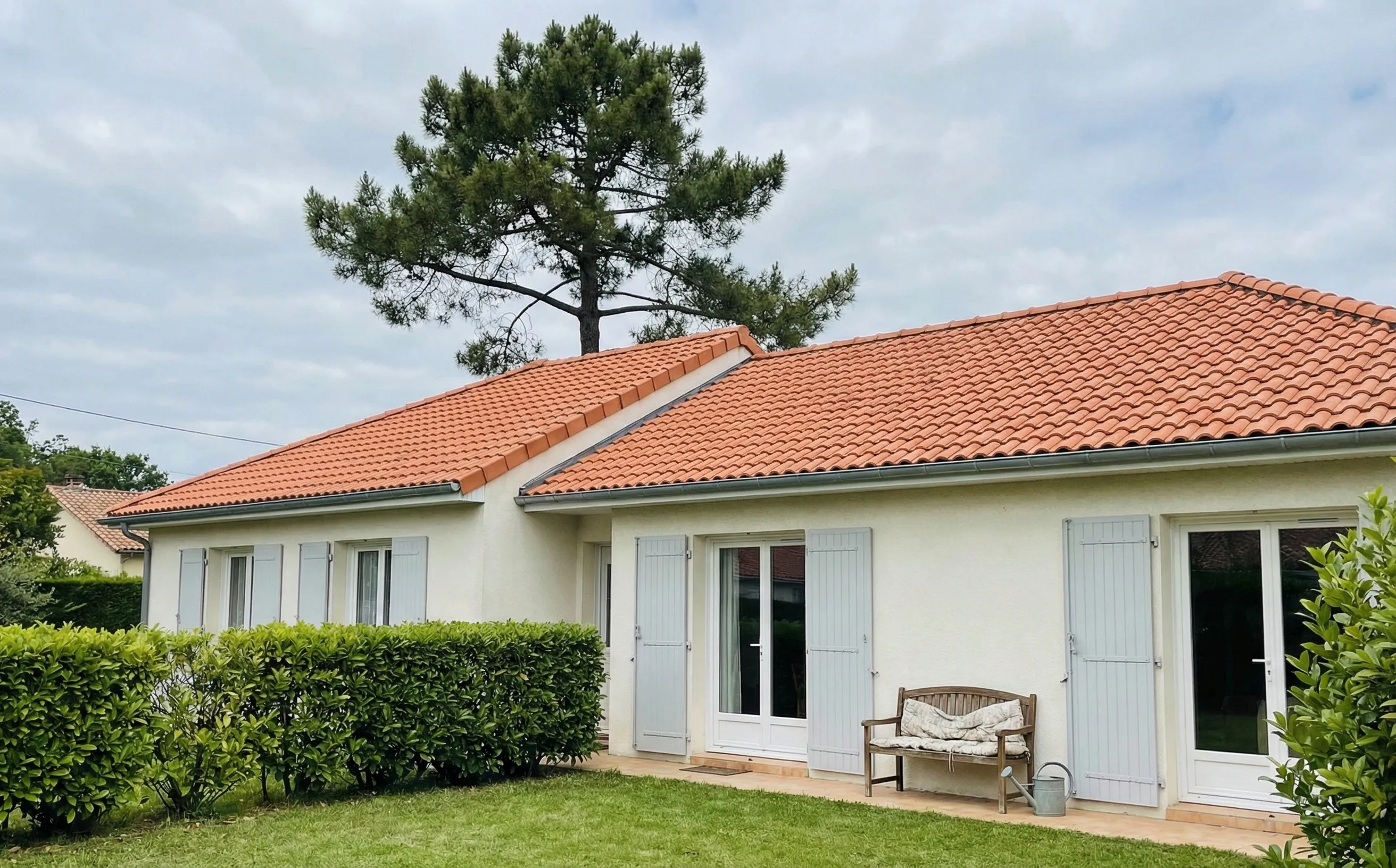 Toiture complete en tuiles mecaniques terre cuite sur un pavillon residentiel, lignes regulieres