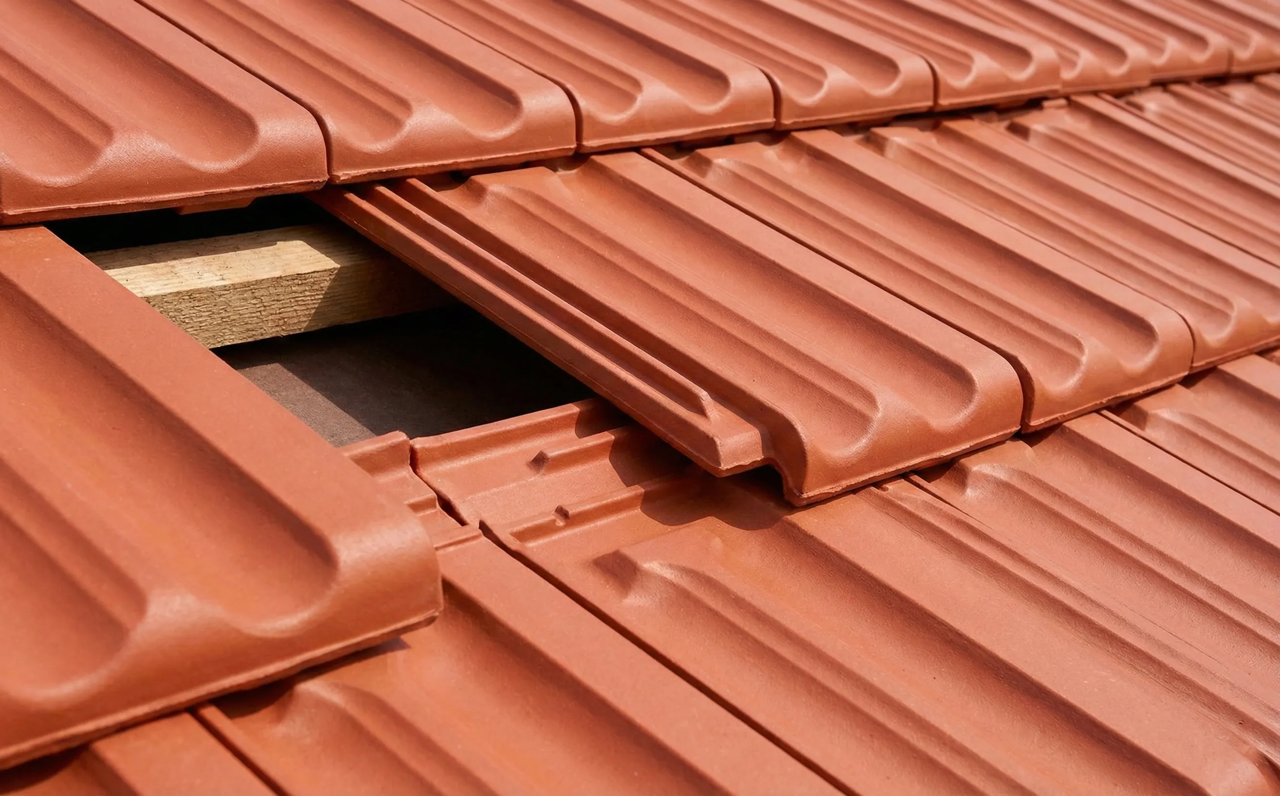 Tuiles mecaniques a emboitement avec nervures et rainures de verrouillage visibles